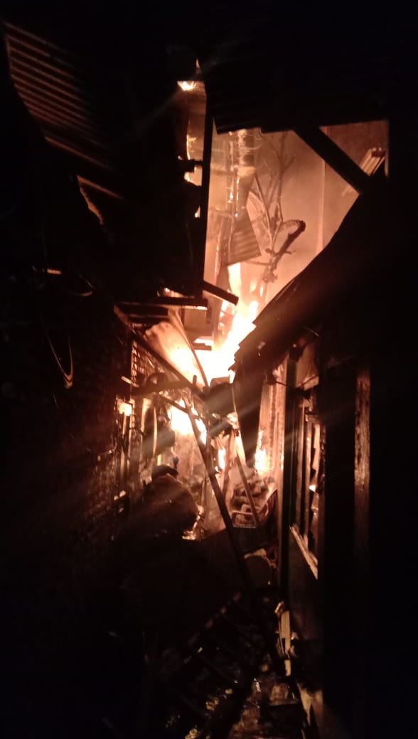 Sementara hindari jalan depan stasiun gubeng baru dikarenakan ada kebakaran di gubeng masjid II.