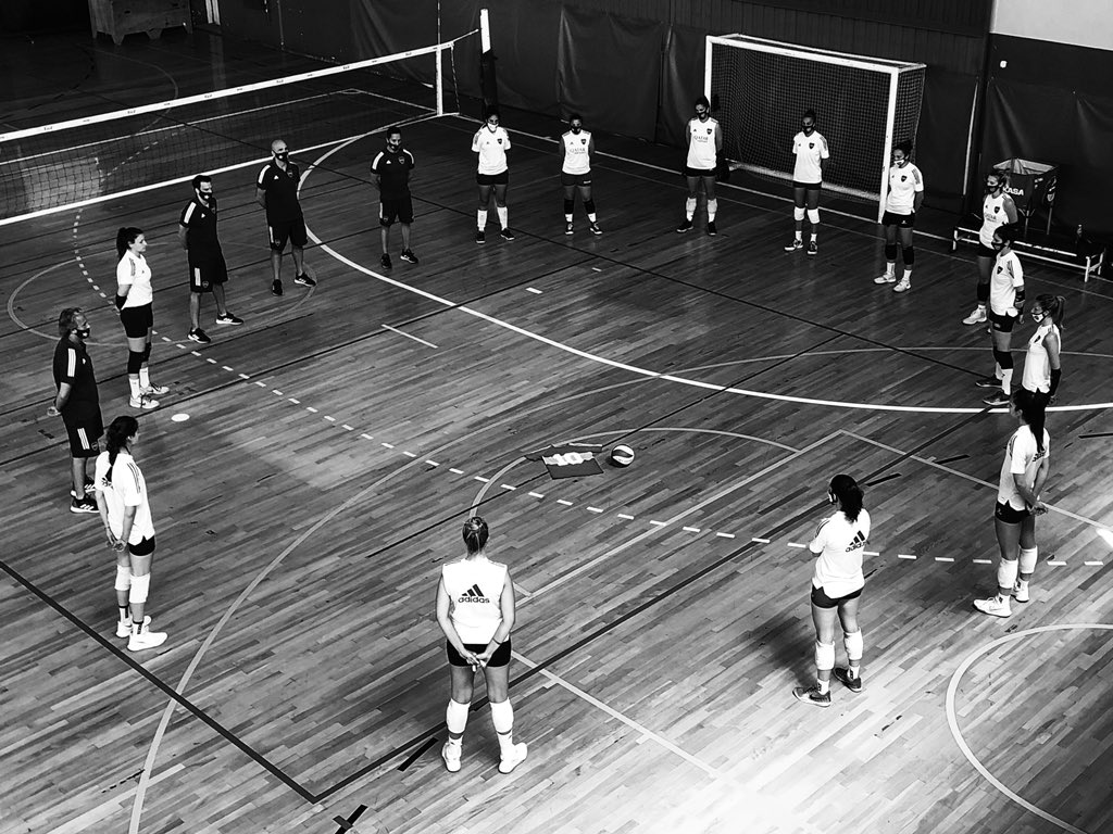 El homenaje del plantel femenino de Boca para Maradona: un minuto de silencio antes de comenzar el entrenamiento en el Polideportivo Quinquela Martín

#DiegoEterno