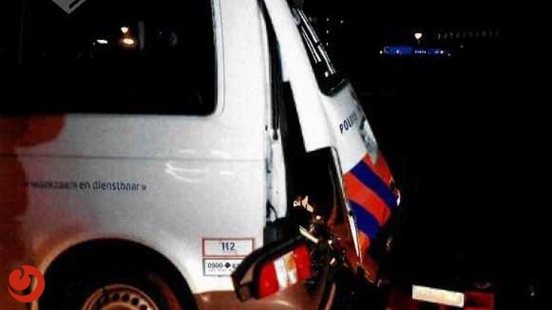 Politiewagen toegetakeld met zwaar vuurwerk