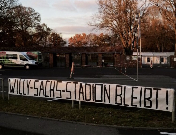 ultrapeinlich's tweet photo. Spruchband der Greenz Boyz aus Schweinfurt für den Erhalt des Stadionnamens "Willy Sachs Stadion", welches nach einem SS-Obersturmbannführer benannt ist.

#ultras #ultrapeinlich #fcs #schweinfurt #nazis https://t.co/NX3eAFQMy4
