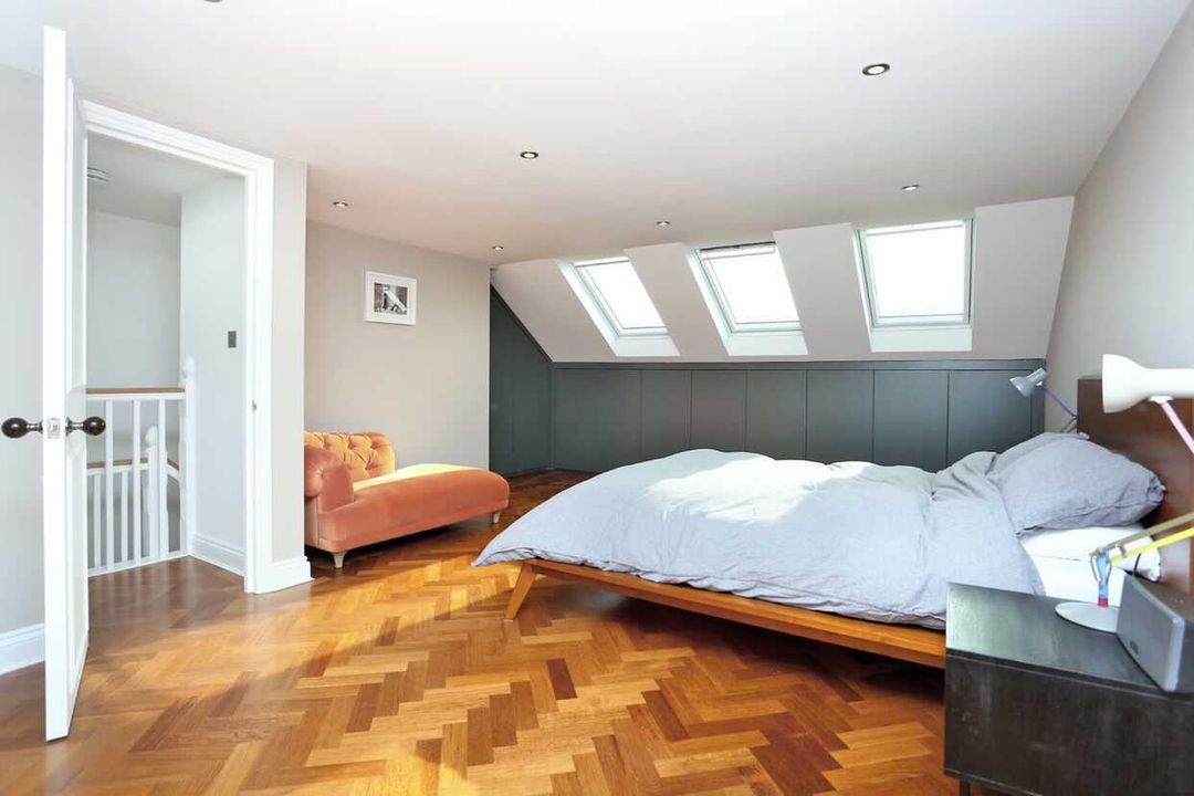 #MasterBuilder <a href="/AshIslandW4/">Ash Island W4</a> completed this #loft conversion, which had to include twin sinks &amp; room for a chaise lounge. The client was so happy with the outcome, they re-hired this builder for a side extension in 2021! Find a Master Builder near you at fmb.org.uk/find-a-builder…