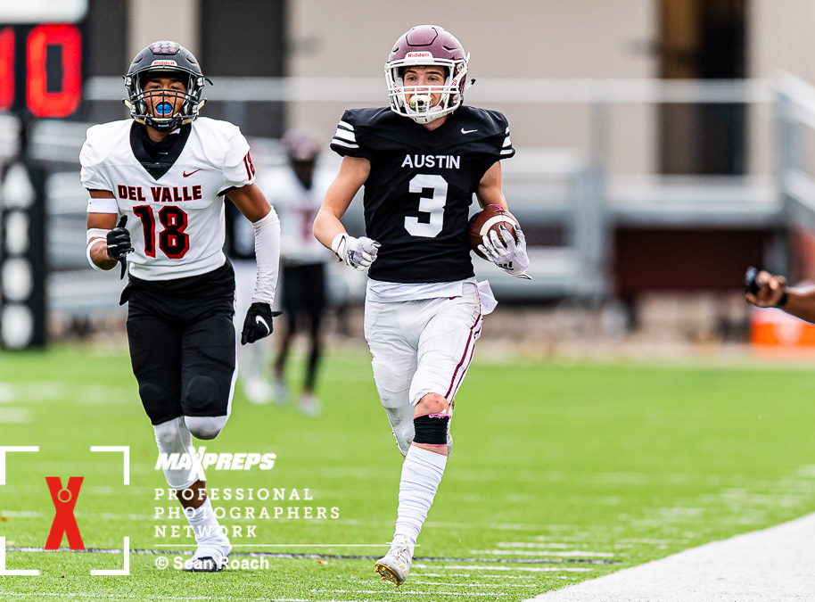Swroach's tweet photo. @AustinMaroonFB vs Del Valle game at House Park photos are up at https://t.co/nJ8p1geLRT @Austin_Football @ahs_maroons #LoyalForever #MaroonNation #RETWEET https://t.co/amprTdhoBO
