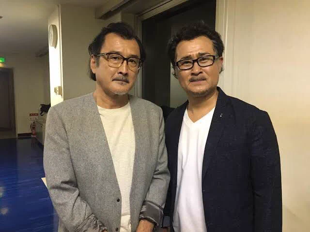 左が俳優の吉田鋼太郎さんで、右が声優の大塚明夫さん？