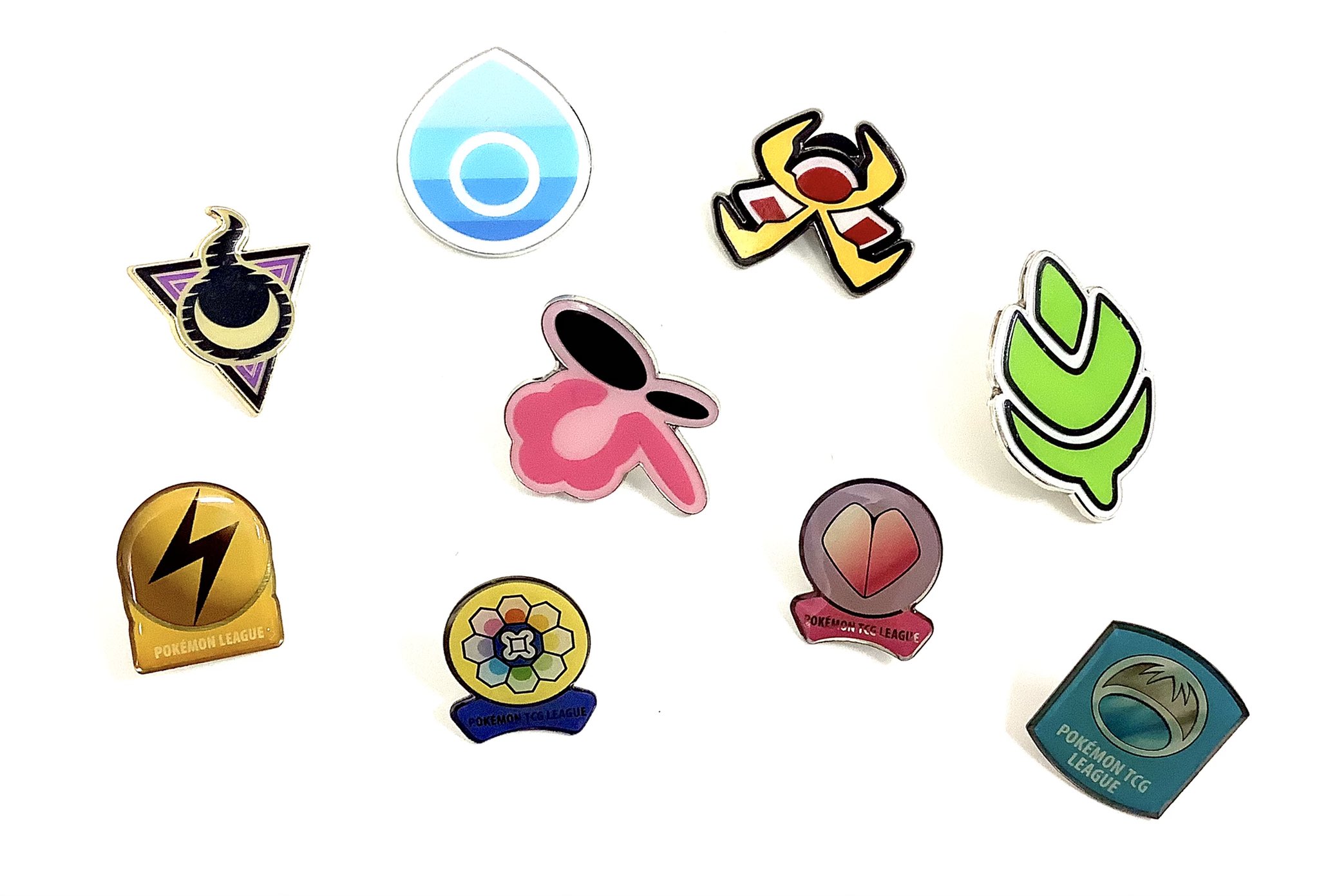 カードシークレットcard Secret ポケモンピンバッジ こんなにもたくさん 新しいピンバッジを入荷いたしました レジ横に飾ってあります 数に限りがございますのでお早めのチェックをおすすめします 今話題のあのポケモンのピンバッジまで