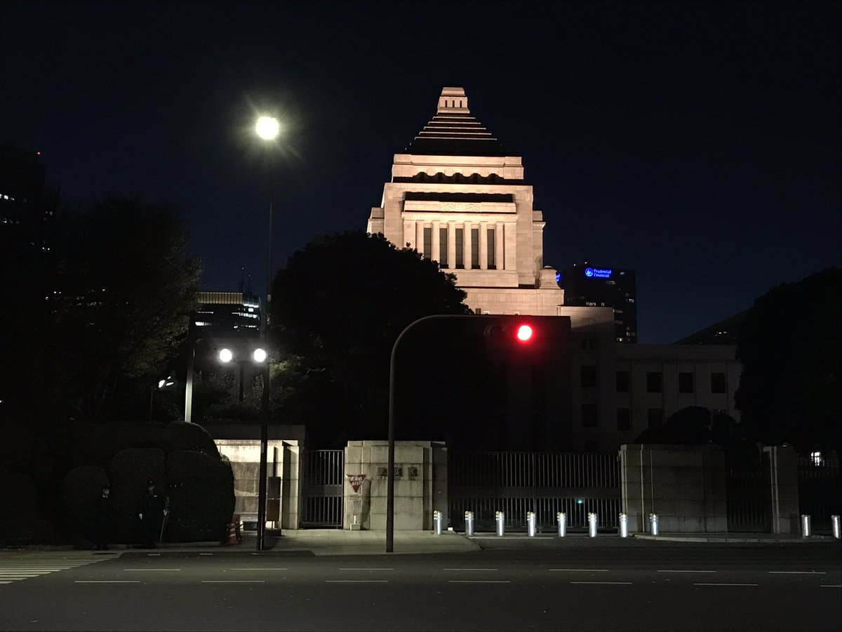 Hoshitaku 0729 人命 は地球 より重い 前週土曜日の17時半頃に国会前交差点のイチョウ並木の紅葉と ライトアップされている国会議事堂をバックに Iphone で撮影した夜景写真です 国会議事堂 国会 千代田区 永田町 紅葉