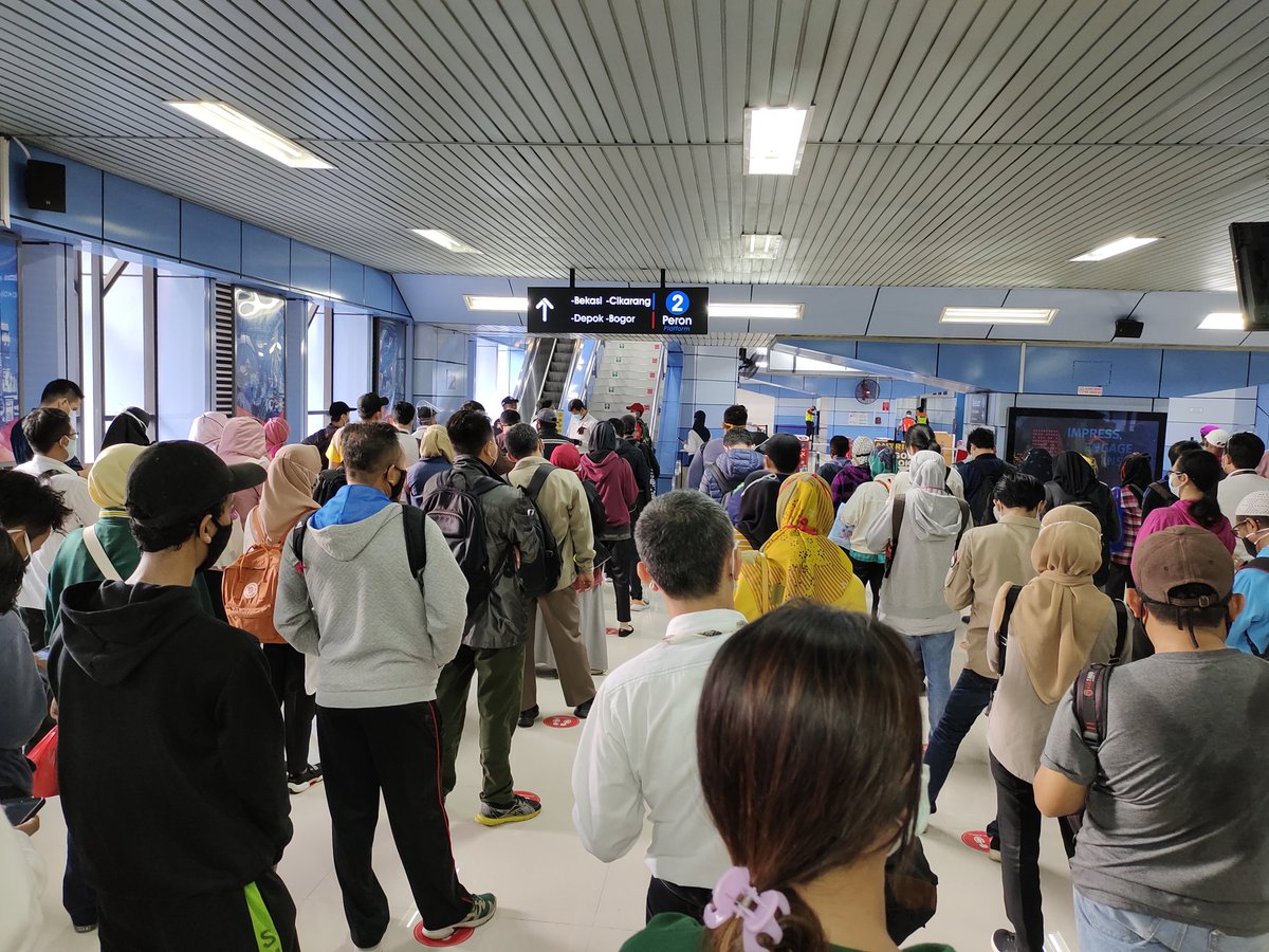 RestuningGusti's tweet photo. Hari pertama ngantor setelah meliburkan diri 2 minggu, ternyata sistemnya udah berubah, dibuat antrian sesuai kedatangan krl..
Krn akhir tahun kah min @CommuterLine ? #kejarsetoran #kejartarget https://t.co/QVQz8WFdOT