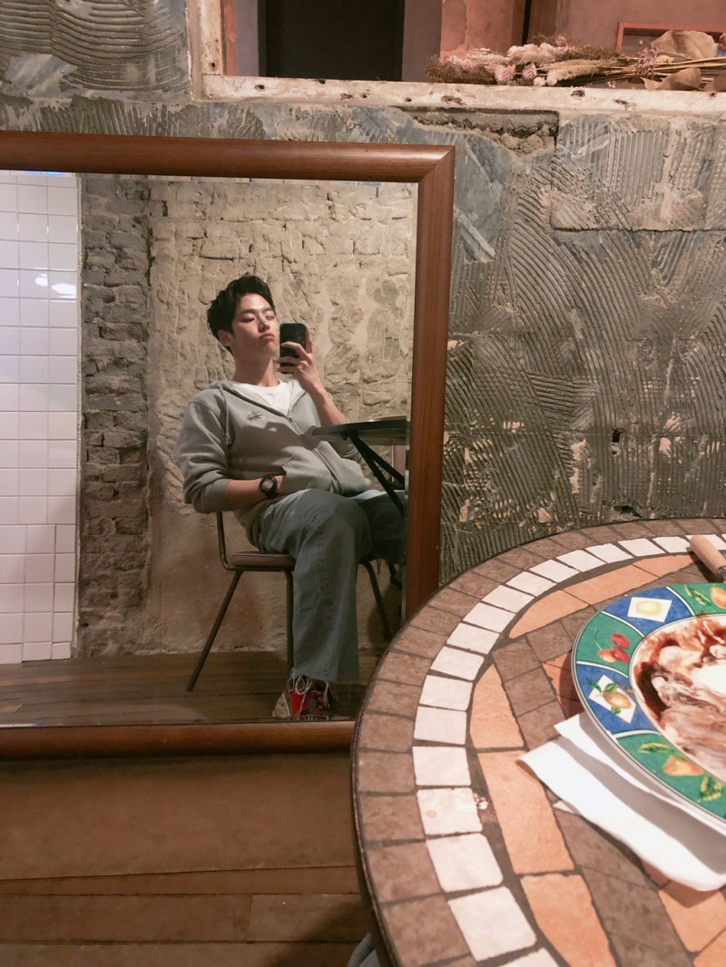 honksocks's tweet photo. ― a thread of hongseok's mirror selfies ♡ https://t.co/Uqw0FFYEJc