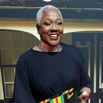 DeBalie's tweet photo. TIP | Morgenavond in De Balie (en via livestream): een gesprek met @BernardineEvari, auteur van Girl, Woman, Other, het boek waarmee vorig jaar de eerste zwarte vrouw ooit de @TheBookerPrizes won. Cabaretier @jettymathurin draagt teksten voor. https://t.co/fmI0TLXksd https://t.co/zvtf7DIft0