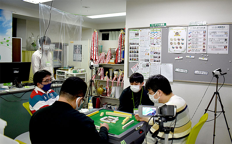 2011ESL's tweet photo. 今回のエキシビジョンはライブ配信しました。
対局の様子は会場内で参加者のみなさまでパブリックっビューイングを行いました。

放送内容は↓
https://t.co/tHv33itqWW

あまり声が出せない環境での実況でしたが以下のシーンの川原 舞子プロの「しーっ！」は微笑ましいです。
https://t.co/FGcTrpwvW5 https://t.co/ZxIfRqLHNh