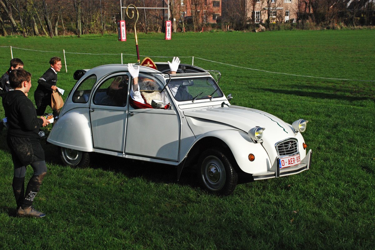 🚗Au <a href="/RugbyCoqMosan/">Rugby Coq Mosan</a>, on s'adapte ! Saint-Nicolas s'est ainsi déplacé sur le terrain, en 2CV s'il vous plaît, pour remettre les cadeaux 🎁 aux jeunes du club !

(📷 Henri Beele)