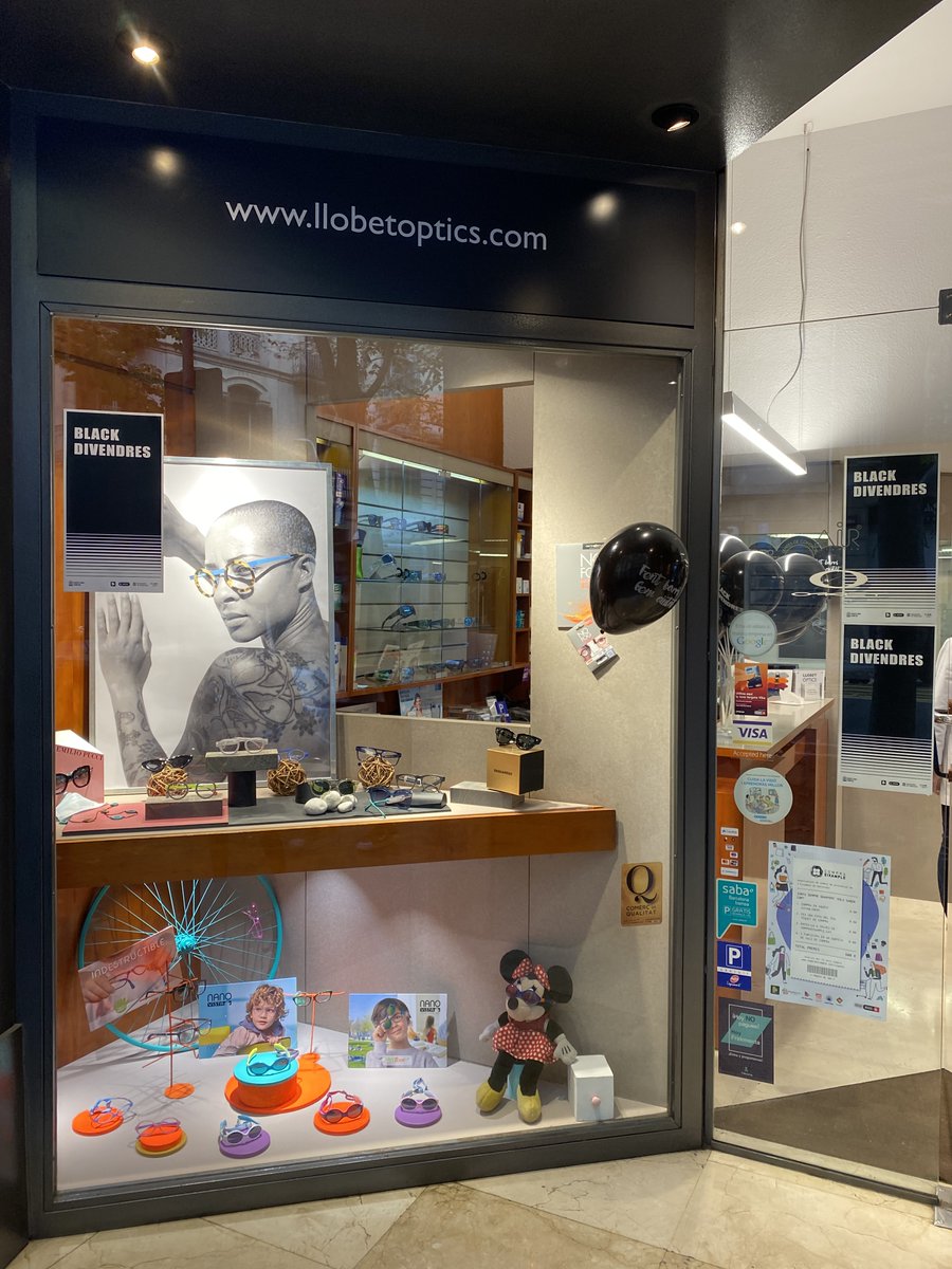 CorEixample's tweet photo. 🥳Quin èxit que va tenir el #BlackDivendres! Els nostres #sociscoreixample van fer ofertes esplèndides i van decorar les botigues per tots vosaltres! 💖
Aquí teniu alguns dels participants! @llobetoptics @bcn_clinic Secrets de l'Empordà i Farmàcia Puigoriol.

#fembarrifemciutat https://t.co/aBmbcUYcjj