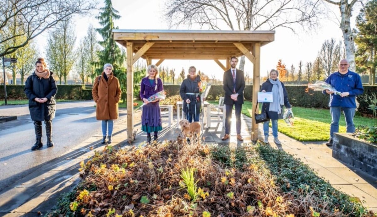 Project ‘Gastvrouwen begraafplaats Kampen’ ontving als 1 vd3 projecten in Kampen de vrijwilligersprijs van Provincie Overijssel. Als erkenning voor het niet altijd zichtbare, maar zo belangrijke werk. Trots op de vrijwilligers! 
bit.ly/3ocHkfN