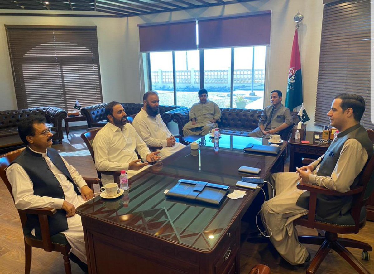 GwadarPresident's tweet photo. گوادر ایسوسی ایشن آف رئیلٹرز کے صدر شئے مختار بلوچ کا کابینہ کے ساتھ ڈی سی گوادر میجر ریٹائرڈ کبیر خان سے ملاقات ۔                        رئیل اسٹیٹ ایسوسی ایشن کی طرف سے ڈی سی گوادر کو خوش آمدید ۔ https://t.co/FPCPG9ZJxI