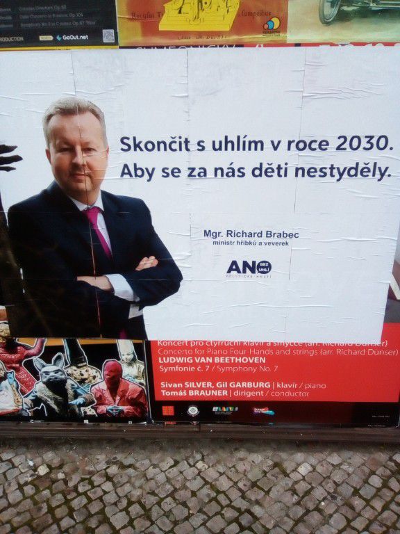 LimityJsmeMy's tweet photo. Dnes jsme viděli v Praze na Klárově zajímavé plakáty. Jsme rádi, že @RibraRichard podporuje pro konec rok 2030. Doufáme, že tento rok bude pan ministr prosazovat i na pátečním jednání uhelné komise.

Našel jsi ve městě podobný plakát? Nasdílej ho na Twitter a označ ministra ;) https://t.co/rpbEAQkpnZ