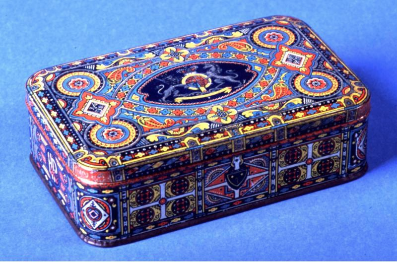 Quality Street is trending, as people lament the decreasing size of the tins.However: no one is talking about the tins' designs. And that's a problem.Please join us on a trip through time to the kings of biscuit tins of yore: Reading's very own Huntley & Palmers.(thread)