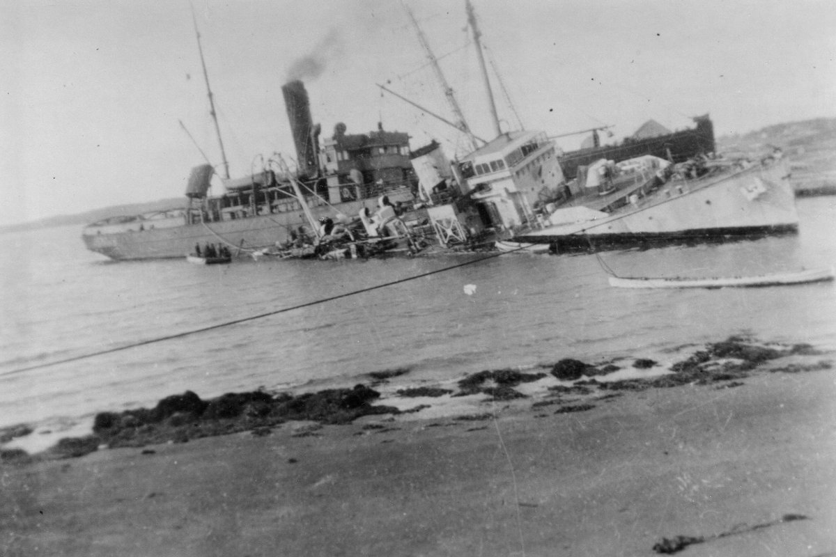 RLitwiller's tweet photo. #OTD 30/11/1942 #RememberRCN -HMCS QUINTE grounds on Horsehead Rock #CapeBreton, sinking minesweeper is beached. Patched/refloated by Foundation Maritime, QUINTE moved to the wall at St Peters Canal -10 days later capsizes, blocking canal. Only @RoyalCanNavy ship to sink twice! https://t.co/5ZO8JPc49q