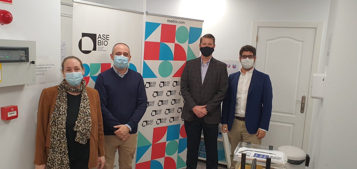 AseBio's tweet photo. Esta mañana nos hemos reunido con @VBDEDSpain, con Taylor Adams (director) y Vicente Álvarez (representante en Europa), para ir organizando el @BIOSPAIN_AseBio 2021, ver próximas acciones y fortalecer las colaboraciones. #SomosBiotecnología https://t.co/WvWYxQ5YE2