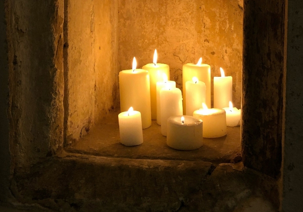 DelapreAbbey's tweet photo. 🕯 Explore Delapré Abbey by candlelight on a special out-of-hours tour this Christmas.

Hear about the Abbey's history and its people whilst exploring the nooks &amp; crannies of this spectacular building.

Tickets £15 with mulled wine and mince pies. Book at https://t.co/2Ye4q4DH2F https://t.co/Zr7yCoanwe
