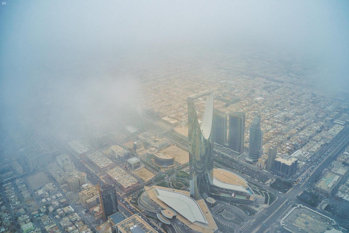 SaudiNews50's tweet photo. سماء الرياض تتزين بالضباب والأمطار.

- https://t.co/r7a4CcH5Hs