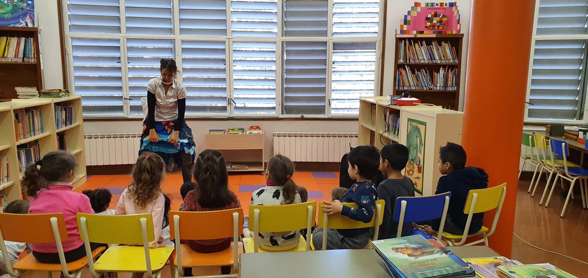 EscolaCaixa's tweet photo. El dimarts 24 de novembre els/les alumnes de P-3 vam assistir a un espectacle molt bonic a la biblioteca de l’escola:  Un “Contacontes”. L’Ada  i la seva “Faldilla del Mar” ens va explicar una història molt divertida. Ens ho vam passar molt bé. https://t.co/c4Udpnt3Sj