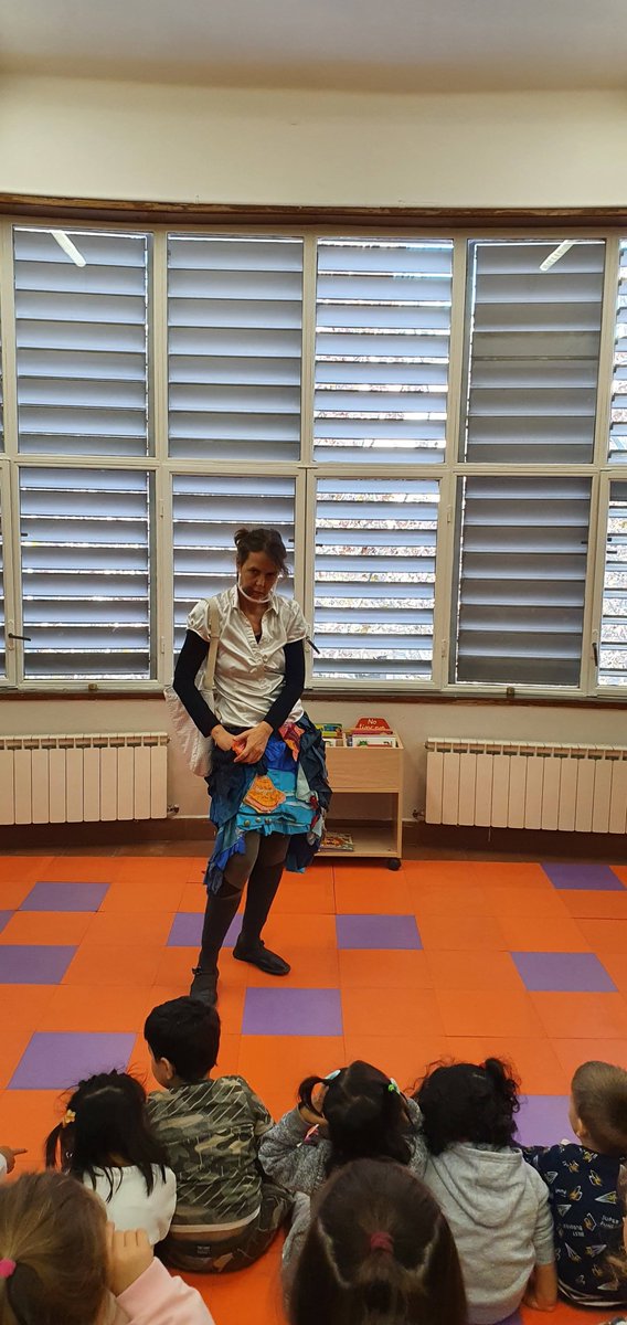 EscolaCaixa's tweet photo. El dimarts 24 de novembre els/les alumnes de P-3 vam assistir a un espectacle molt bonic a la biblioteca de l’escola:  Un “Contacontes”. L’Ada  i la seva “Faldilla del Mar” ens va explicar una història molt divertida. Ens ho vam passar molt bé. https://t.co/c4Udpnt3Sj
