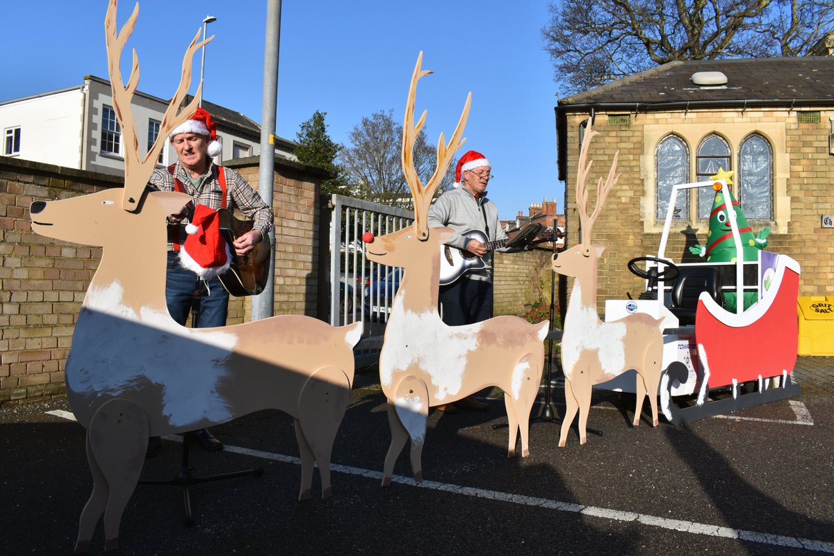 UHNVolunteers's tweet photo. The #BigReveal last week was full of special guests. We would like to #thank everyone that attended. We had live music with #Elves and #Volunteers singing #ChristmasCarols. @NGHCEO came to open the #VirtualGrotto whilst #Santa and #MrsClause introduced it. #MagicalDaysAtNGH https://t.co/bIEKwAmo7q