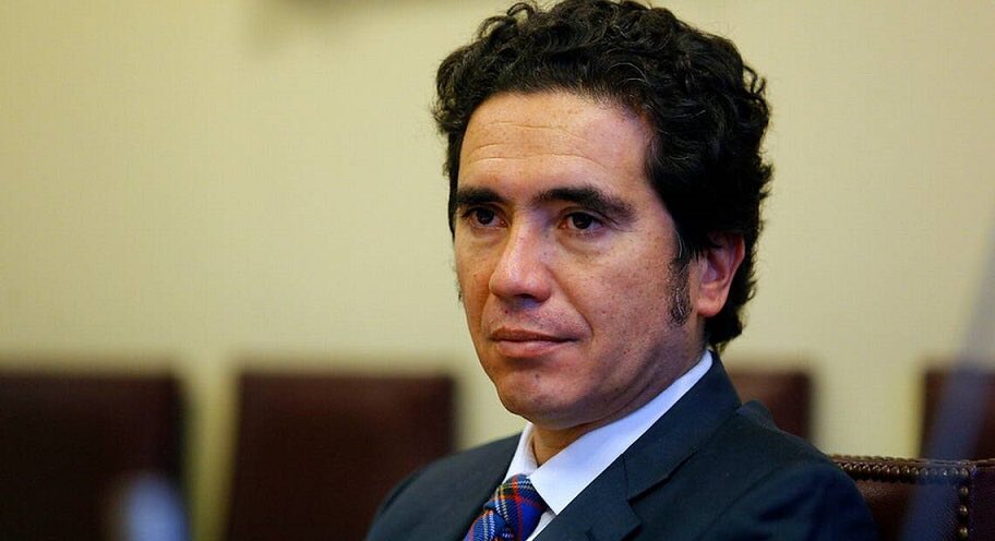 LuisMesina1's tweet photo. Los pobres DEBEN PAGAR IMPUESTOS” Ministro @ignaciobriones_ Intransigente: “aquí no habrá perdonazos”
Al Grupo Penta rebajaron más de 1.400 millones. A Ponce Lerou miles de millones. 
Los poderosos no pagan
Los y las trabajadoras si
De qué lado está el ministro?
¡BASTA DE ABUSOS! https://t.co/cEpZylzCUn