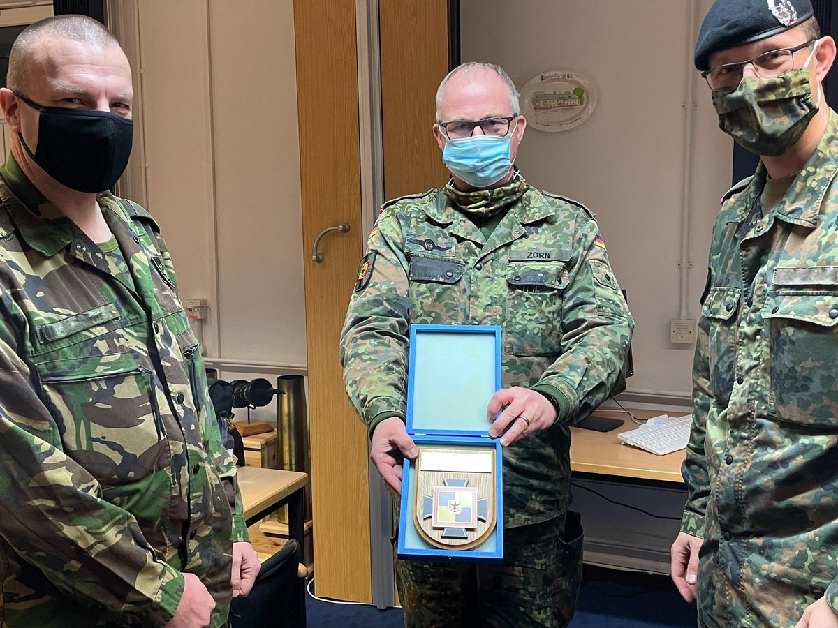 BundeswehrGI's tweet photo. Oberstleutnant Ruppelt, Kommandeur 🇩🇪🇳🇱#Panzerbataillon 414, informierte mich über den Aufwuchs des #Bataillon|s, #Infrastruktur & die Vorbereitung unter #COVID19-Bedingungen auf den Einsatz als #eFP-Battlegroup in #Litauen. #PzBtl414 #WeAreNato #StrongerTogether https://t.co/GJ1vicohtZ