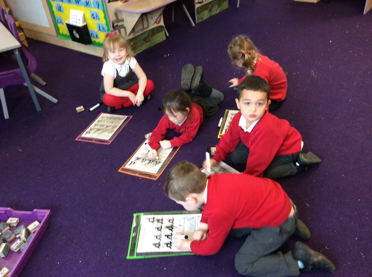 gillmarsh11's tweet photo. Today’s handwriting letter is d.
Say hello, round the dinosaurs bottom, up the tall neck and down to his feet.
@stjs_staveley   @_MrsBG https://t.co/yKUR7wqwr5