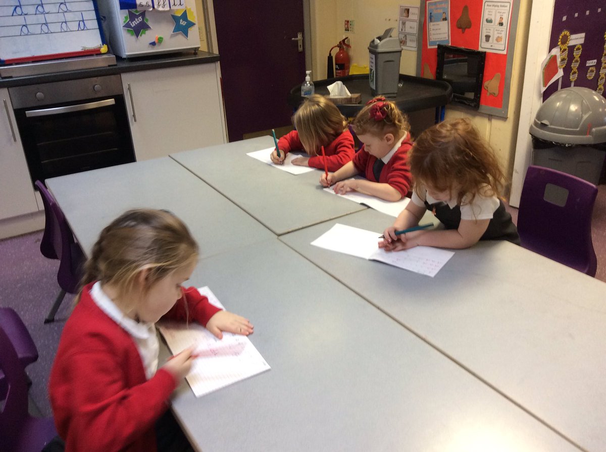 gillmarsh11's tweet photo. Today’s handwriting letter is d.
Say hello, round the dinosaurs bottom, up the tall neck and down to his feet.
@stjs_staveley   @_MrsBG https://t.co/yKUR7wqwr5