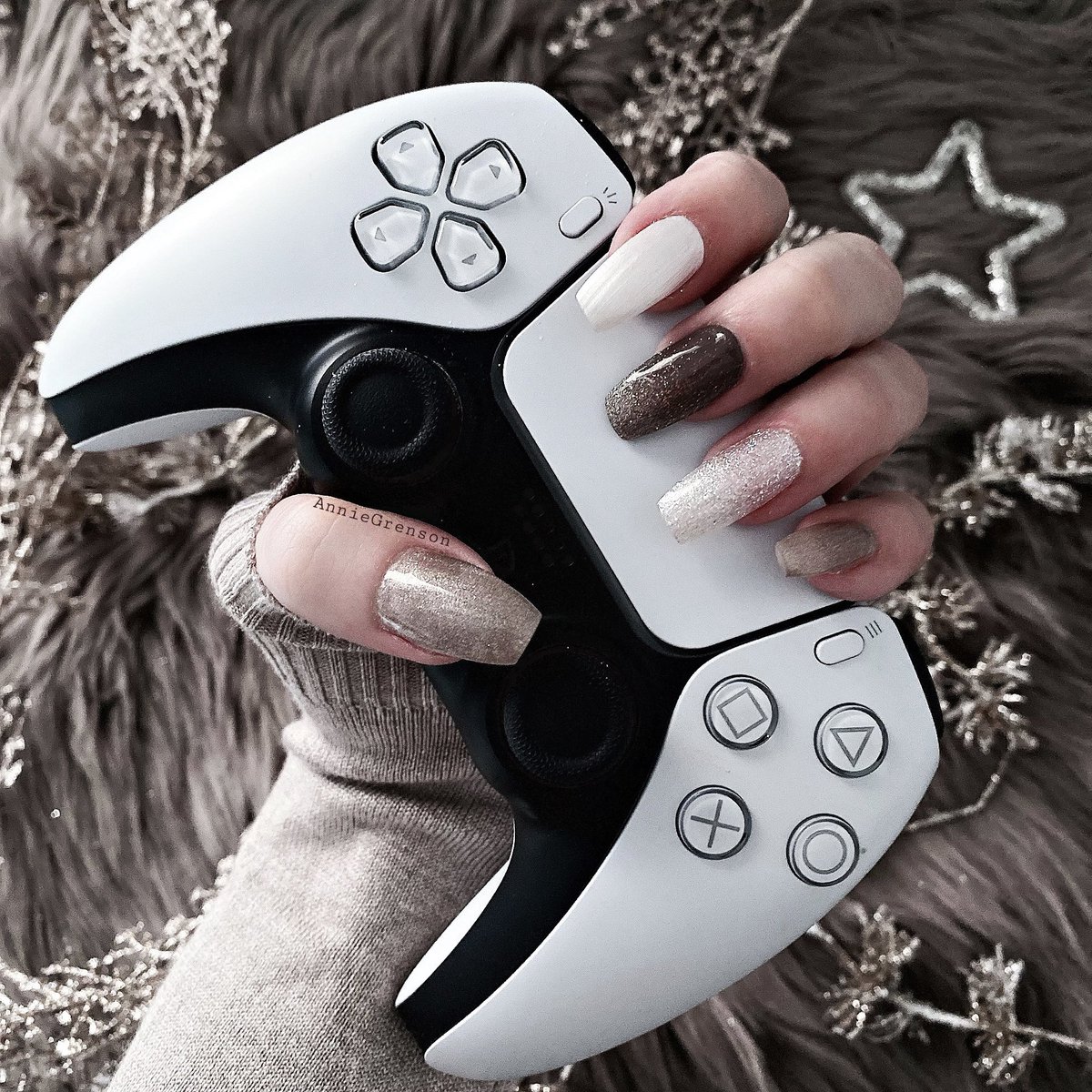 AnnieGrenson's tweet photo. Photo de mon magnifique personnage avec ma manette ps5 pour la vidéo de la fin du jeu, c’est sur ma chaîne YouTube 

↓ Ma chaîne YouTube ↓

https://t.co/QK5dYwIeVq

#AssassinsCreedValhalla #AssassinsCreed #Valhalla #PS5Share #PS5LeStream #PlayStation #PlayStation5 #gamers #geek https://t.co/fTiVBvYYnc
