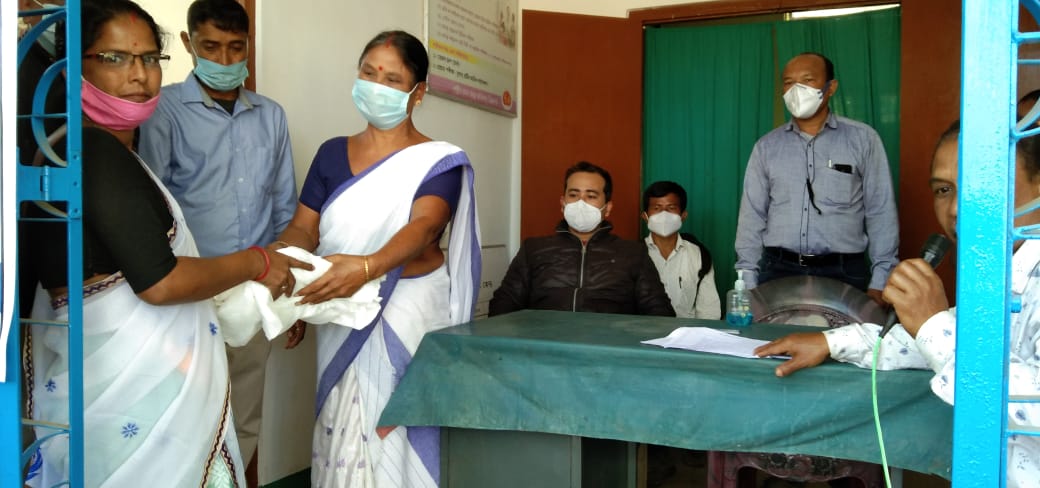 NVBDCP ASSAM (@iecbccnvbdcpas1) on Twitter photo Glimpses from #Dibrugarh.The Jt.Dhs, Dibrugarh is seen distributing the bednets.
ASHA's & health workers are seen demonstrating the use of #LLIN & #IEC messages during distribution.
<a href="/CMOfficeAssam/">Chief Minister Assam</a> <a href="/himantabiswa/">Himanta Biswa Sarma</a> <a href="/Pijush_hazarika/">Pijush Hazarika</a> <a href="/samirsinha69/">Samir K Sinha</a> <a href="/PomiBaruah/">Pomi Baruah</a> <a href="/diprassam/">DIPR Assam</a> <a href="/GlobalFund/">The Global Fund</a> Glimpses from #Dibrugarh.The Jt.Dhs, Dibrugarh is seen distributing the bednets.
ASHA's & health workers are seen demonstrating the use of #LLIN & #IEC messages during distribution.
<a href="/CMOfficeAssam/">Chief Minister Assam</a> <a href="/himantabiswa/">Himanta Biswa Sarma</a> <a href="/Pijush_hazarika/">Pijush Hazarika</a> <a href="/samirsinha69/">Samir K Sinha</a> <a href="/PomiBaruah/">Pomi Baruah</a> <a href="/diprassam/">DIPR Assam</a> <a href="/GlobalFund/">The Global Fund</a>