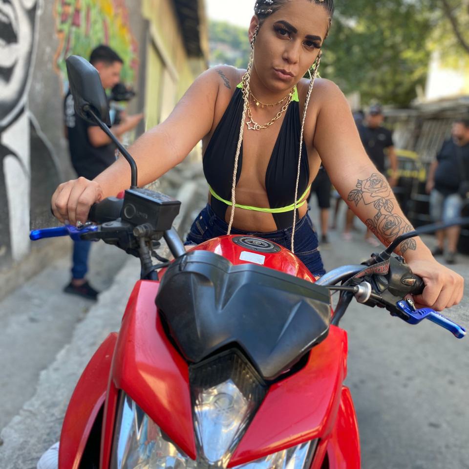 jullyph26's tweet photo. Bastidores da gravação do clipe nem vou tirar meu fuzil 🎶🤤💃
Mc jully ⭐ https://t.co/Iw16XMyF1Z