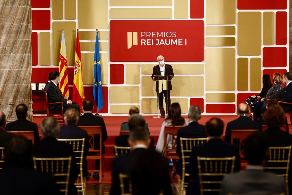 joanribo's tweet photo. En la Llotja de #València entreguem els @PremiosReiJaume destinats a reconéixer la investigació, la ciència i la innovació. En plena pandèmia, es fa encara més imprescindible invertir en ciència.
L’@AjuntamentVLC premia a #LauraLechuga pels biosensors per a un diagnòstic ràpid🔬 https://t.co/re5yaGvgdZ