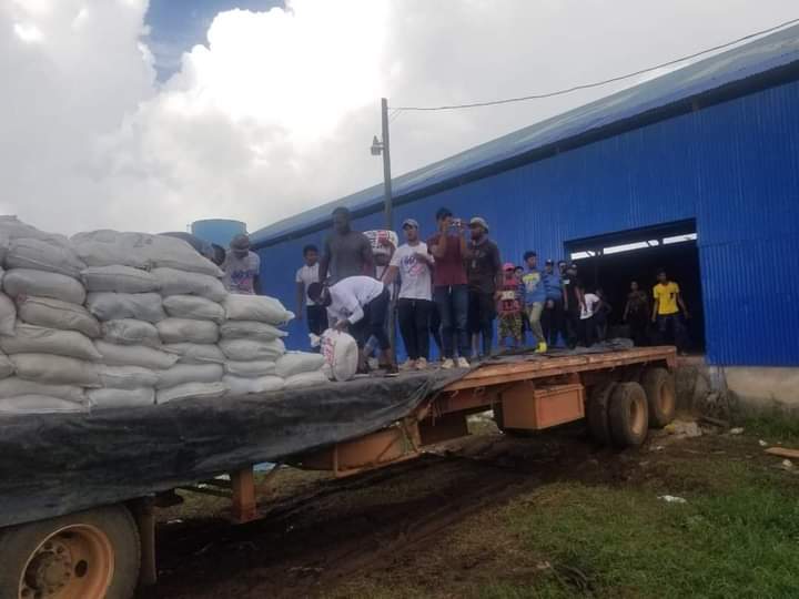 CarolineSandini's tweet photo. Juventud Inclaudicable.👊🏽✌🏽
Los chavalos y chavalas de la #JS19JULIO nativos de #bilwi, Ayer Muy tempranito iniciaron descargue de más ayuda humanitaria enviada por nuestro Cte-presidente Daniel y la compañera Rosario.
❤🖤🇳🇮💞🕊
#ConOdioNuncaMas
#DanielMiPresidente2021
#TE21 https://t.co/c8TynMzY4L