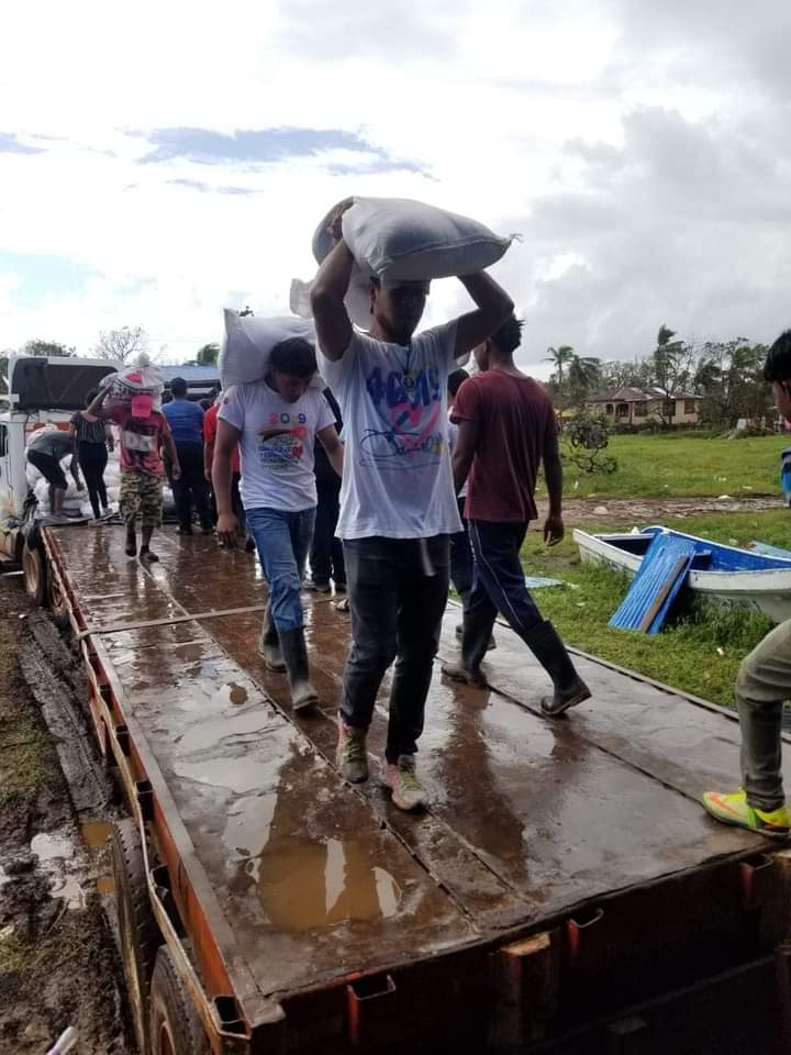 CarolineSandini's tweet photo. Juventud Inclaudicable.👊🏽✌🏽
Los chavalos y chavalas de la #JS19JULIO nativos de #bilwi, Ayer Muy tempranito iniciaron descargue de más ayuda humanitaria enviada por nuestro Cte-presidente Daniel y la compañera Rosario.
❤🖤🇳🇮💞🕊
#ConOdioNuncaMas
#DanielMiPresidente2021
#TE21 https://t.co/c8TynMzY4L