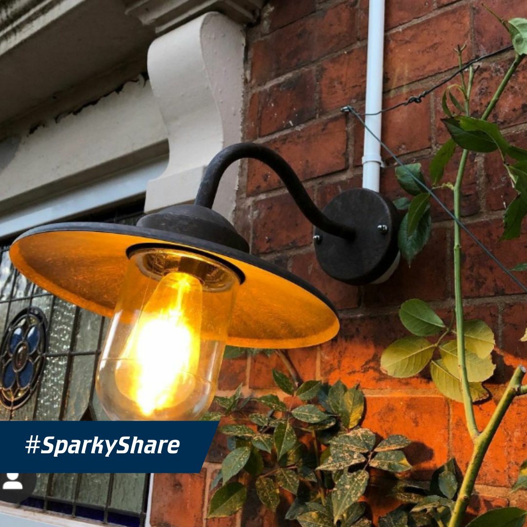 LINIANFireClip's tweet photo. All LINIAN clips are UV Stable, salt spray tested, corrosion-resistant, and suitable for both indoor or OUTDOOR use.
Thanks to @LiamHodgetts212 for this great install pic of SuperClips used to fix conduit for an outside light.
#SparkyShare #SuperClip https://t.co/onPgNLYBjt