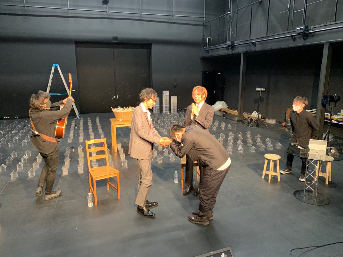 allmen_voiceact's tweet photo. 💕パンフ💕申込締切まであと3時間😱
実現出来るか⁉️

#オールメン朗読劇
#三木眞一郎　#蒼井翔太

500部予約で達成！
製作決定まで…
＼　　　　　　／
　残り79部‼️
／　　　　　　＼

あと少しです💦最後のお願いです🤲
皆様ご協力お願い致します‼️

✅お申込みはこちら
https://t.co/G0oXODKW0o https://t.co/agbVLPK3kU