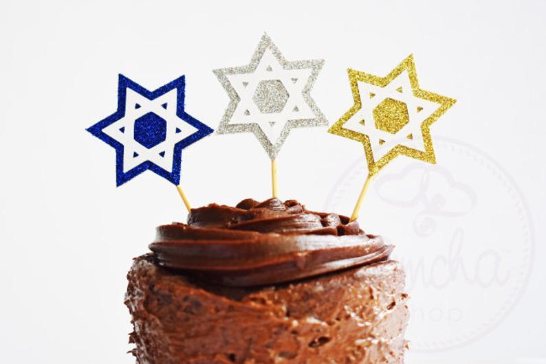 InJudaica's tweet photo. Time to get your #HanukkahDecoration!
 
https://t.co/TwuUyuRfCv 
 
#Hanukkah #Chanukkah #Chanukah #JewishHolidays #Judaism #ChanukkahDecoration #ChanukahDecoration #FestivalofLights #Dreidel #Menorah https://t.co/WJx3qwL0O8