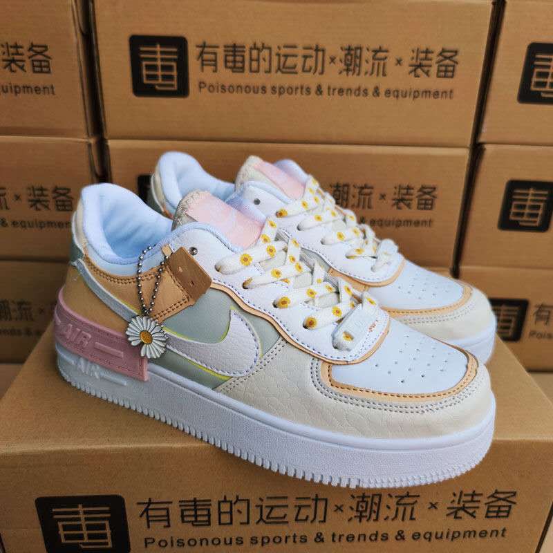 byversy_'s tweet photo. LEFT or RIGHT? 🤔 RT to drop a hint! https://t.co/5jJhs8YHVq