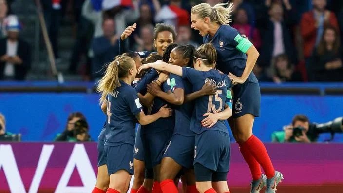 La représentation des sportives dans les médias et la communication des marques : thème de notre 3ème webinaire
.
Animée par <a href="/ldelhostal/">Laurie Delhostal</a> avec <a href="/mejdaline/">Mejdaline Mhiri</a>, <a href="/lessportivesmag/">Les Sportives magazine</a>, <a href="/JulyParody/">Julie Parod</a> <a href="/iciBarbes/">ici Barbès</a> et <a href="/tiphaine_p/">Tiphaine Poulain</a> <a href="/SportMarket_fr/">Agence Sport Market</a> 

Rdv ce soir à 18h30 bit.ly/3ob9BUm