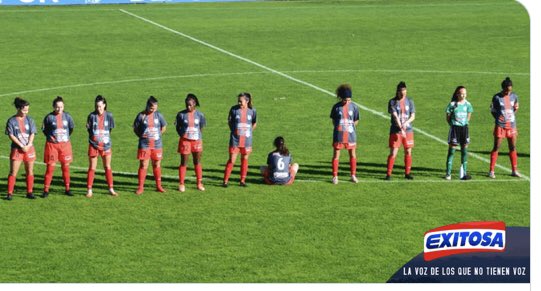 CMonteroOficial's tweet photo. No estoy de acuerdo con lo que hizo esta chica pero defiendo su derecho a expresarse como quiera: Paula Dapena se negó a respetar el homenaje en el fútbol femenino de España a #DiegoMaradona , sentándose en el césped de espalda a sus compañeras. https://t.co/mQZA1BaTfH