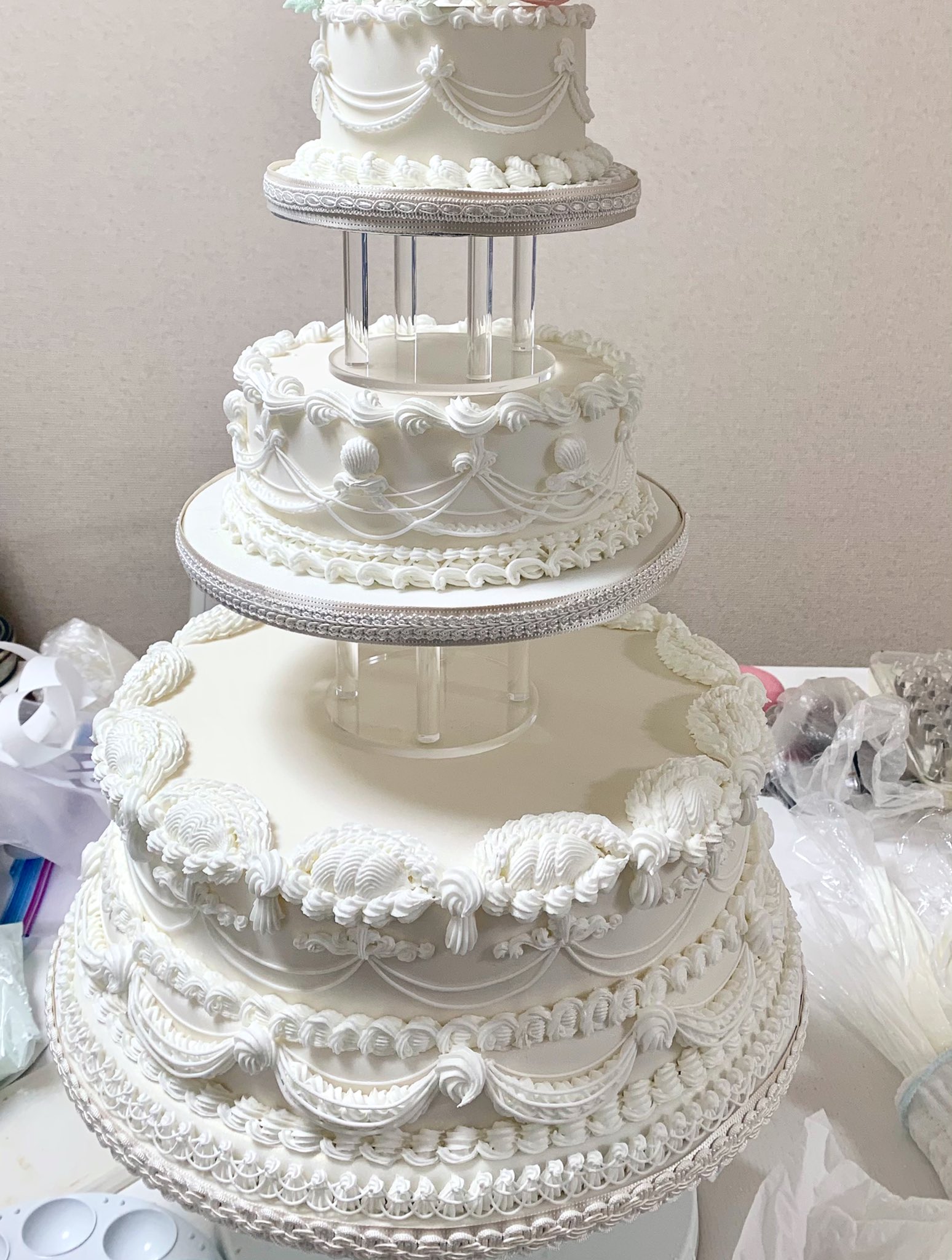 Twitter 上的 Sucre 吉田ななこ 全部絞ったものがこちらです 久しぶりにたくさん絞りました こんなウエディングケーキ だったら嬉しいなぁ と思いながら絞りました お花を載せたものが完成です 本日搬入無事お終わりました ウェディングケーキ シュガークラフト