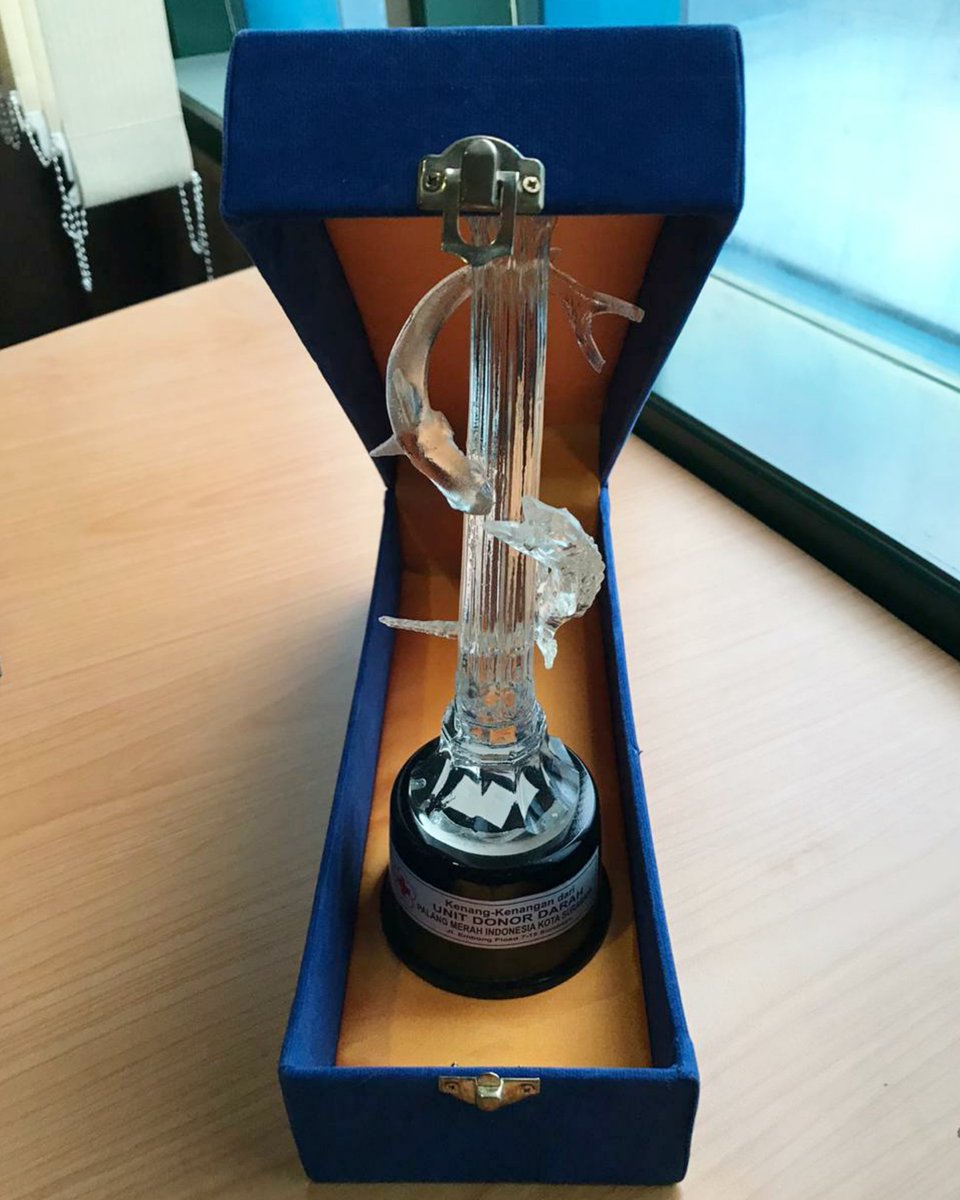 Sobat GEN, hari ini <a href="/esty_riyani/">esty riyani</a> mewakili #gen1031fmsby dapat penghargaan dari PMI Kota Surabaya sebagai selah satu media massa penggerak donor darah.

Sobat GEN siapa nih yang biasanya donor darah?

#donordarah
#donor
#darah
#pmi