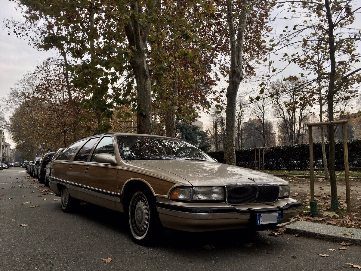 cmaemilano's tweet photo. American family 🇺🇸 #cmaemilano #carsofmilan #buick #gm #roadmaster #generalmotors #americancars #classiccars #vintagestyle #90s #vintagecar https://t.co/K9TXLTR2I2