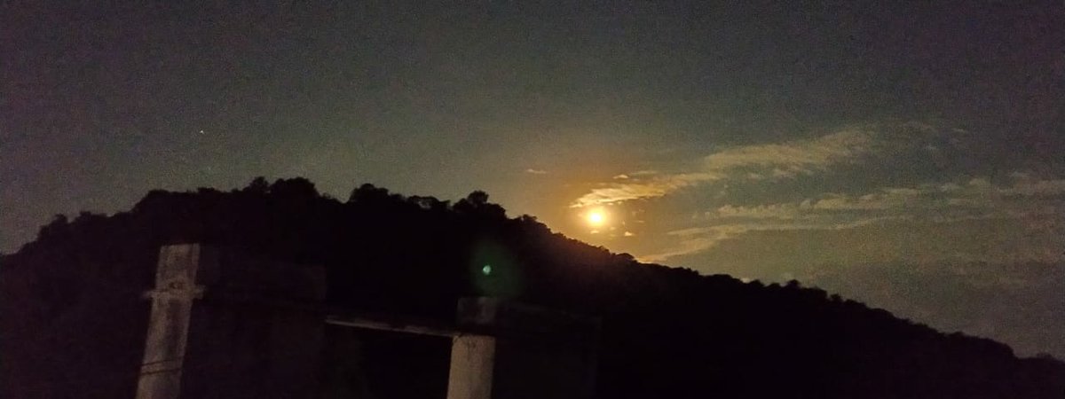 monotropism's tweet photo. Everybody plz take a look at the moon tonight. It's so beautiful my mom's phone's camera doesn't do justice β¨
It's only fair that the most beautiful moon of the year happens to occur just before our moon's birthday π₯Ί
#MoonforMoon https://t.co/ULQm60LVWm