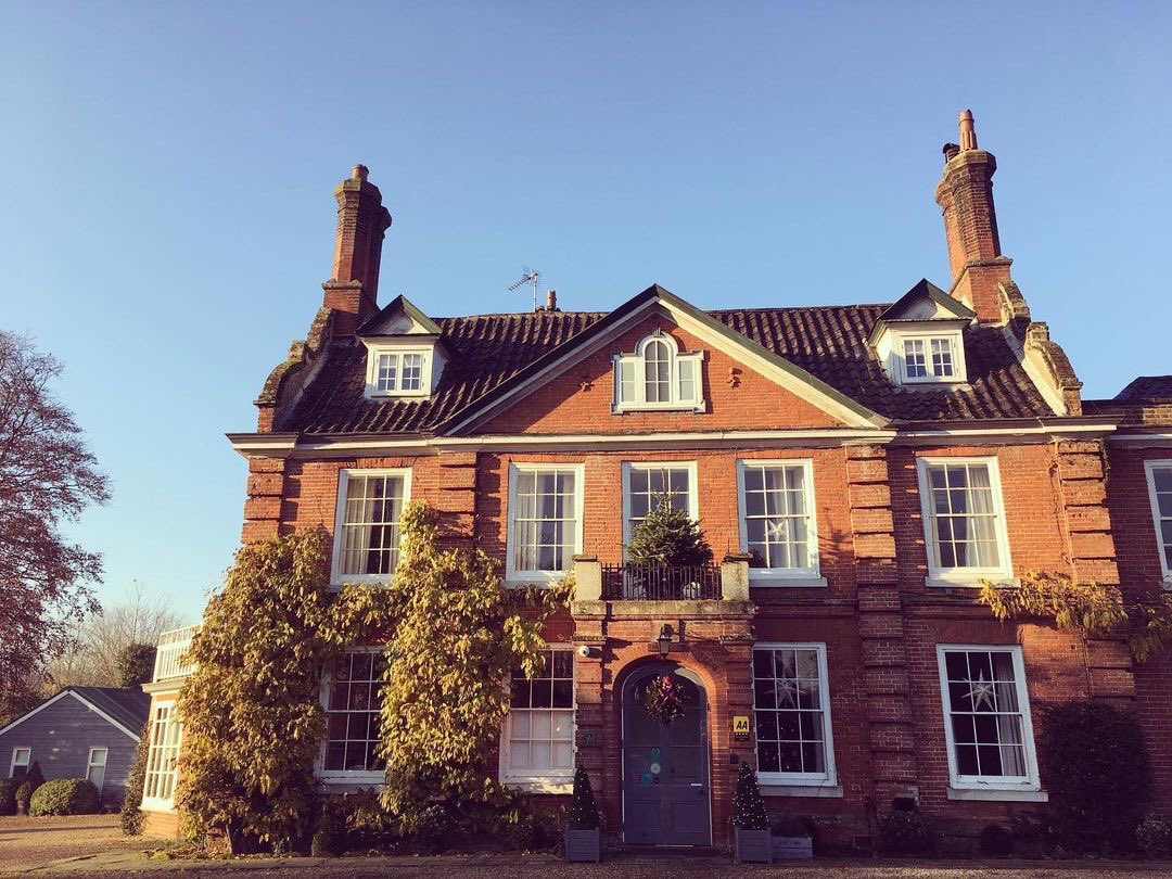 🎄The most wonderful time of the year: the pandemic edition 🎄 We will reopen our doors on Thurs 3 December all decked in our Georgian finest for the festive season 🎅🥂 Read more including our all new Festive Afternoon Tea service to eat in or takeaway:
norfolkmead.co.uk/article/reopen…