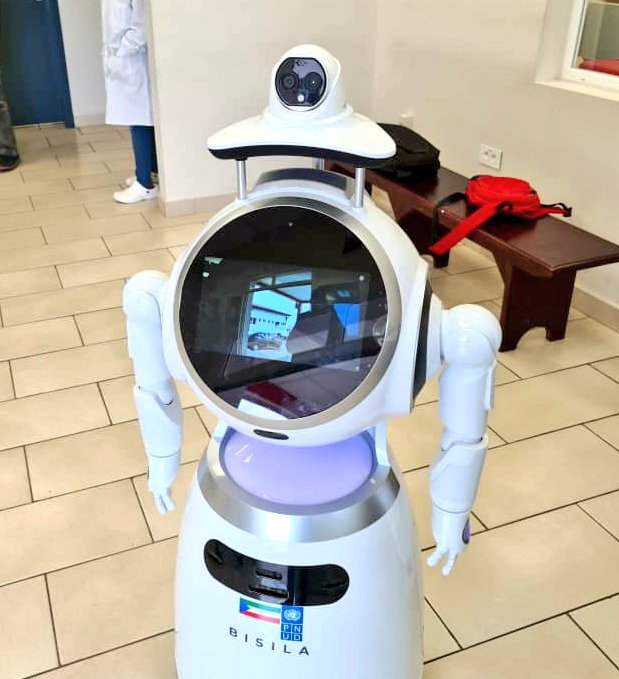 GuineaSalud's tweet photo. El robot antipandémico "Bisila" ha llegado al Hospital Distrital de Baney. El objetivo de la flota de robots es ayudar a los profesionales sanitarios a reducir el contacto humano para limitar la contaminación cruzada. 
@UNDP_EG 
@zorabots 
#MINSABS https://t.co/ATiNoVUS2r