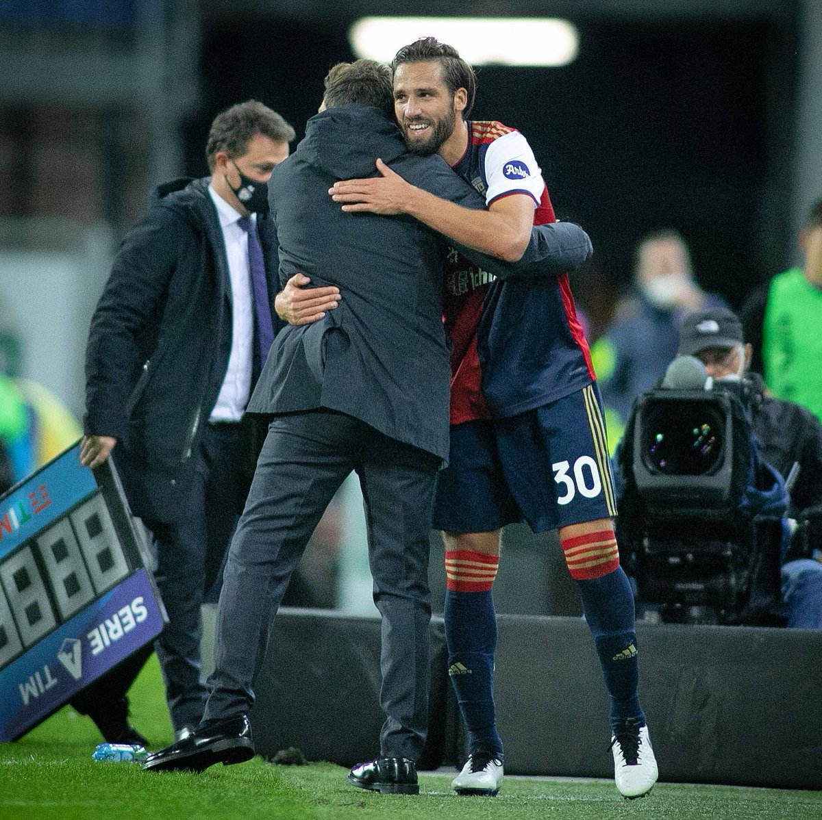 Una settimana complicata dentro e fuori dal campo. Reagiamo tutti insieme a questo difficile momento con la forza e la tenacia che ci contraddistinguono, tornando a sorridere quanto prima. Sempre #forzaCasteddu ❤️💙