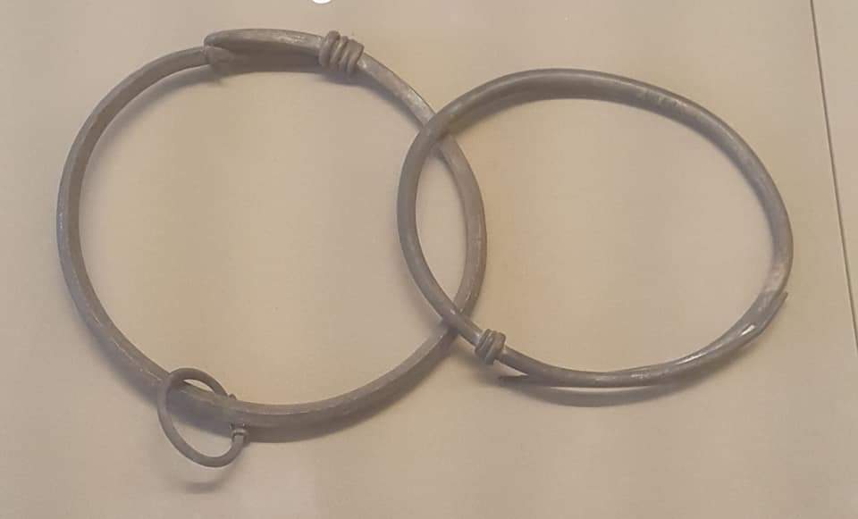 MuseoArcheoVene's tweet image. #loggettomisterioso N°14 🕵️‍♀️🕵️‍♀️
Pronti per il contest di oggi? 
Nella nostra vetrina  in sala 7 troverete questi oggetti. Cosa sono?

#mysteriousobject Nr 14 🕵️‍♀️🕵️‍♀️
Ready for the contest?
In our room 7 you can see these bizarre items. What were they for?